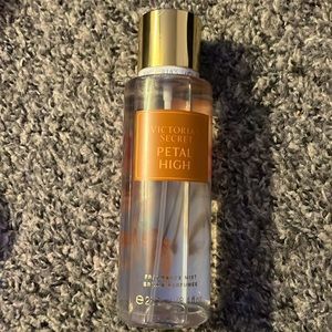 🏵 Victoria’s Secret Petal High fragrance mist